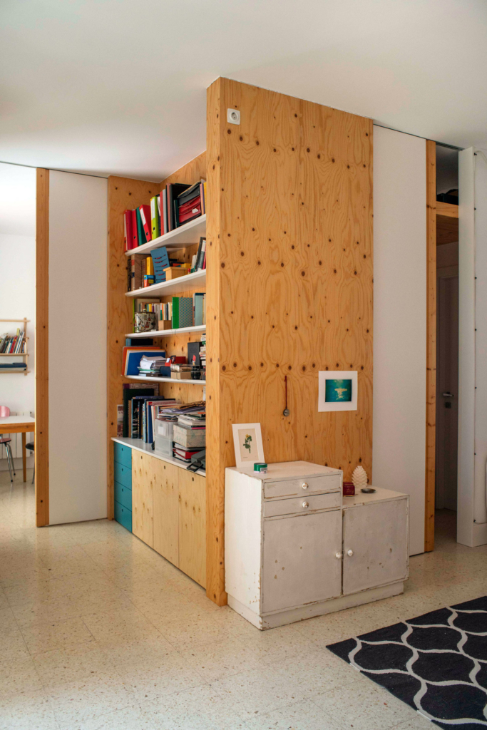 En esta imagen se ve el diseño de un mueble de madera que sirve para sectorizar un gran espacio.